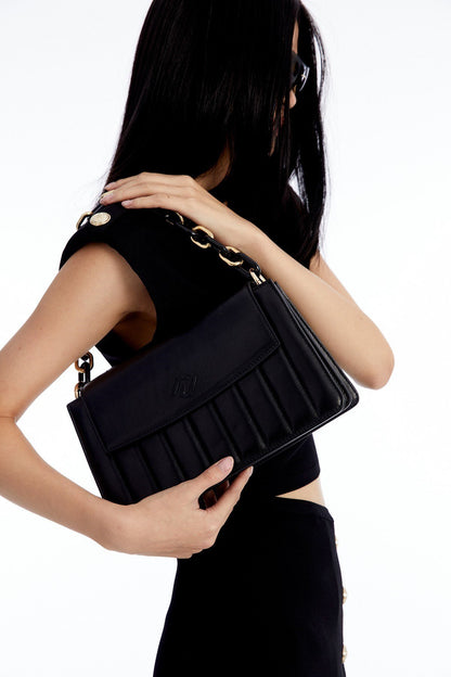 Düğme Detaylı Siyah Cut-out Bluz
