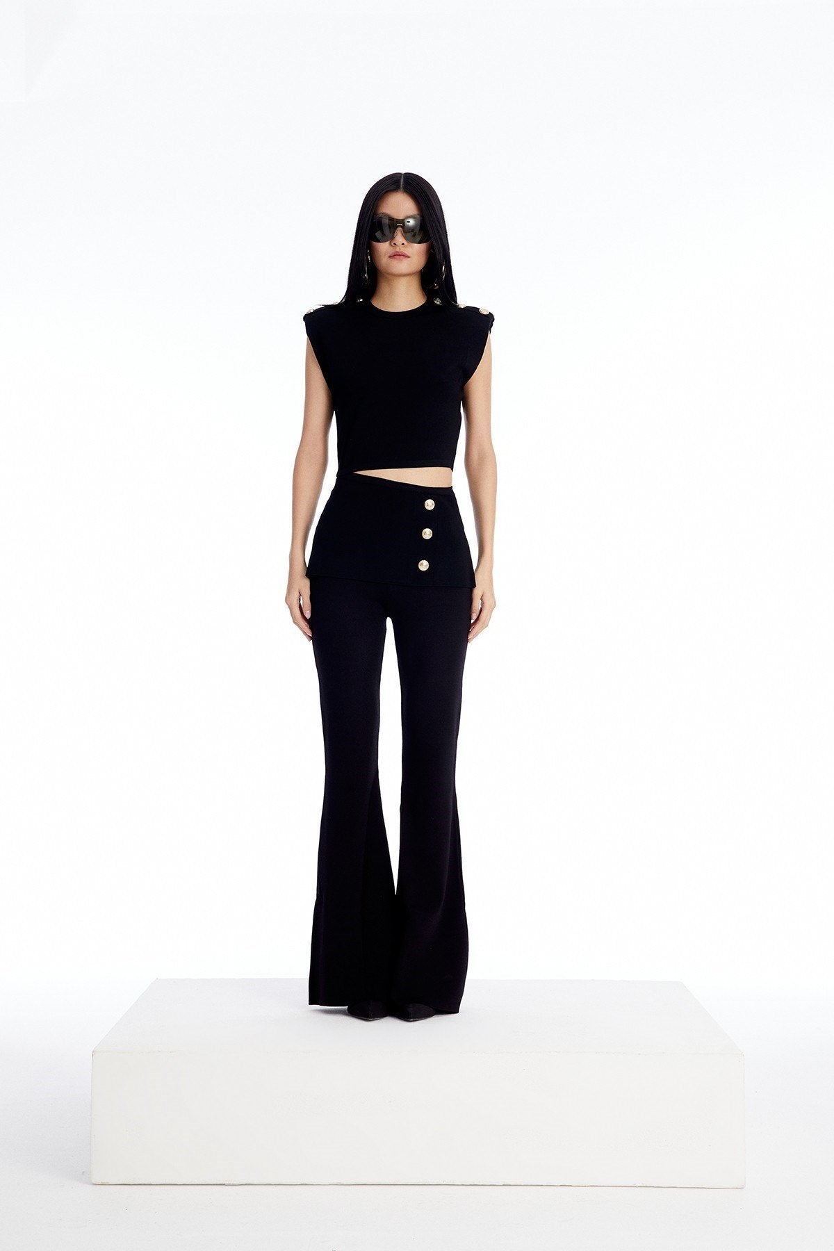 Düğme Detaylı Siyah Cut-out Bluz