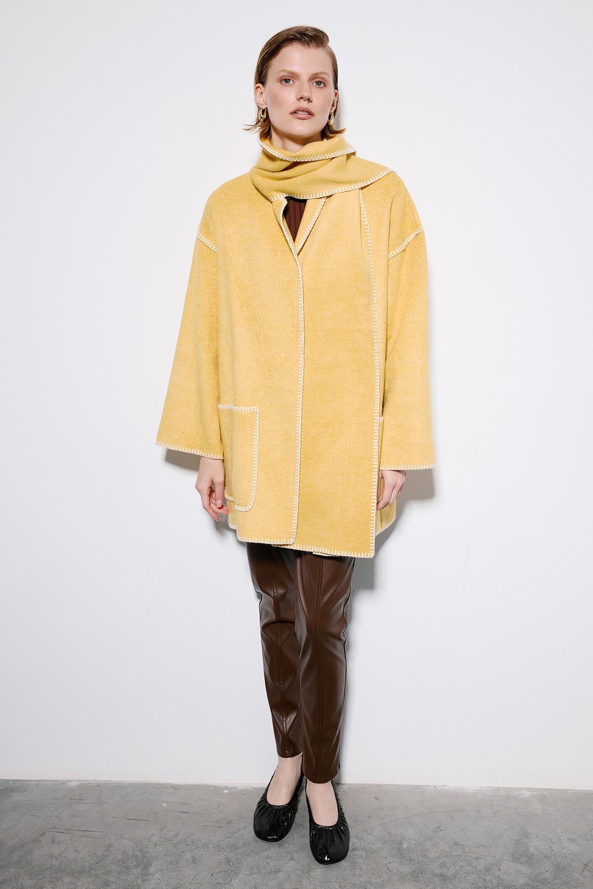 Düşük Omuzlu Uzun Sarı Kaban