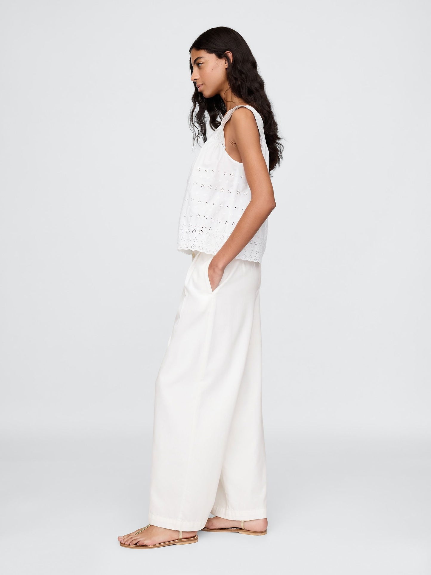 Beyaz Gap × Dôen High Rise Pileli Pantolon