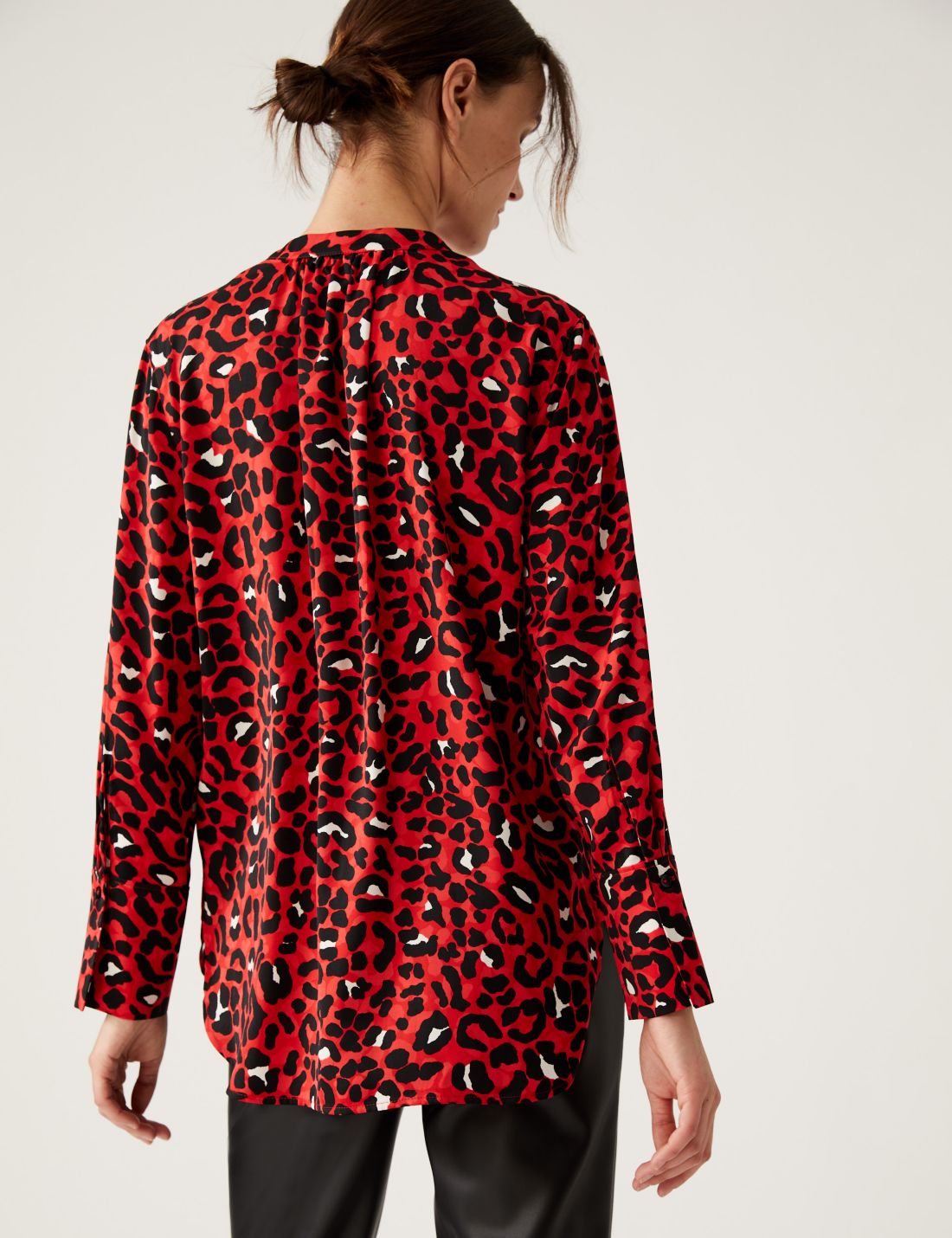 V Yaka Leopar Desenli Saten Popover Bluz