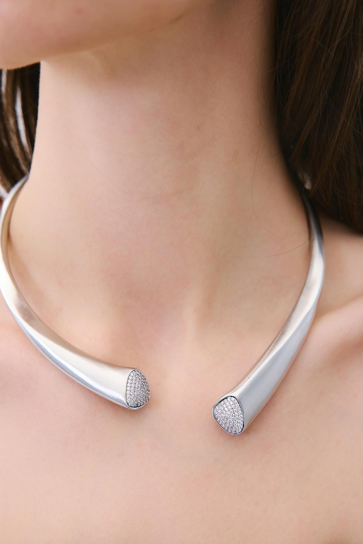 Taş Detaylı Gümüş Koly?