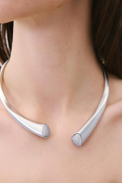 Taş Detaylı Gümüş Koly?