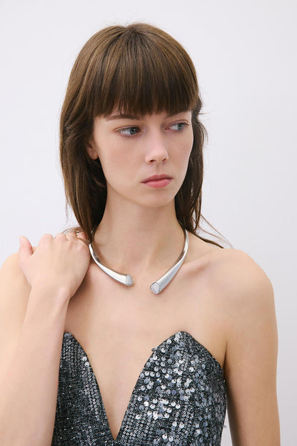 Taş Detaylı Gümüş Koly?