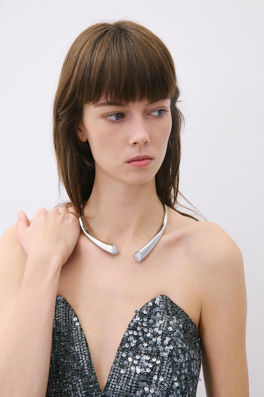 Taş Detaylı Gümüş Koly?