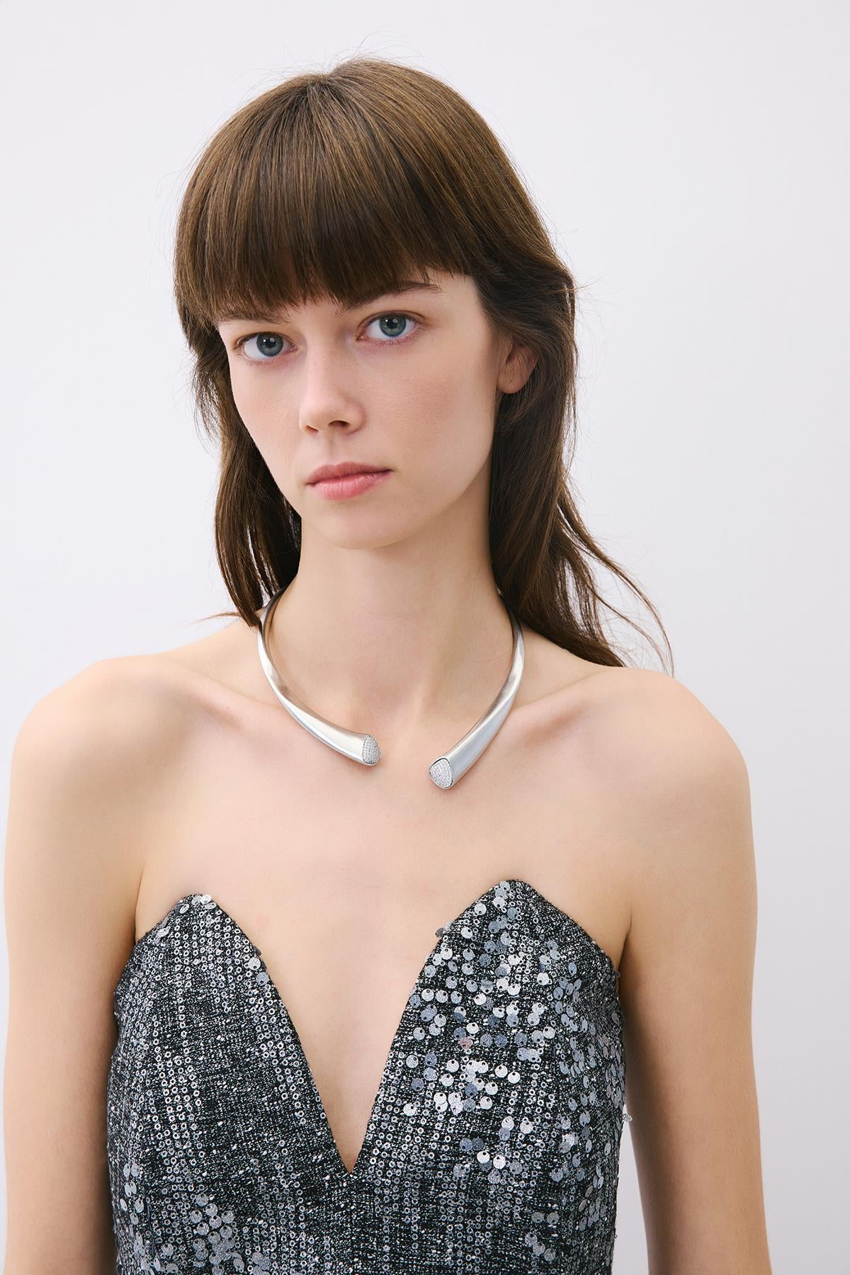 Taş Detaylı Gümüş Koly?