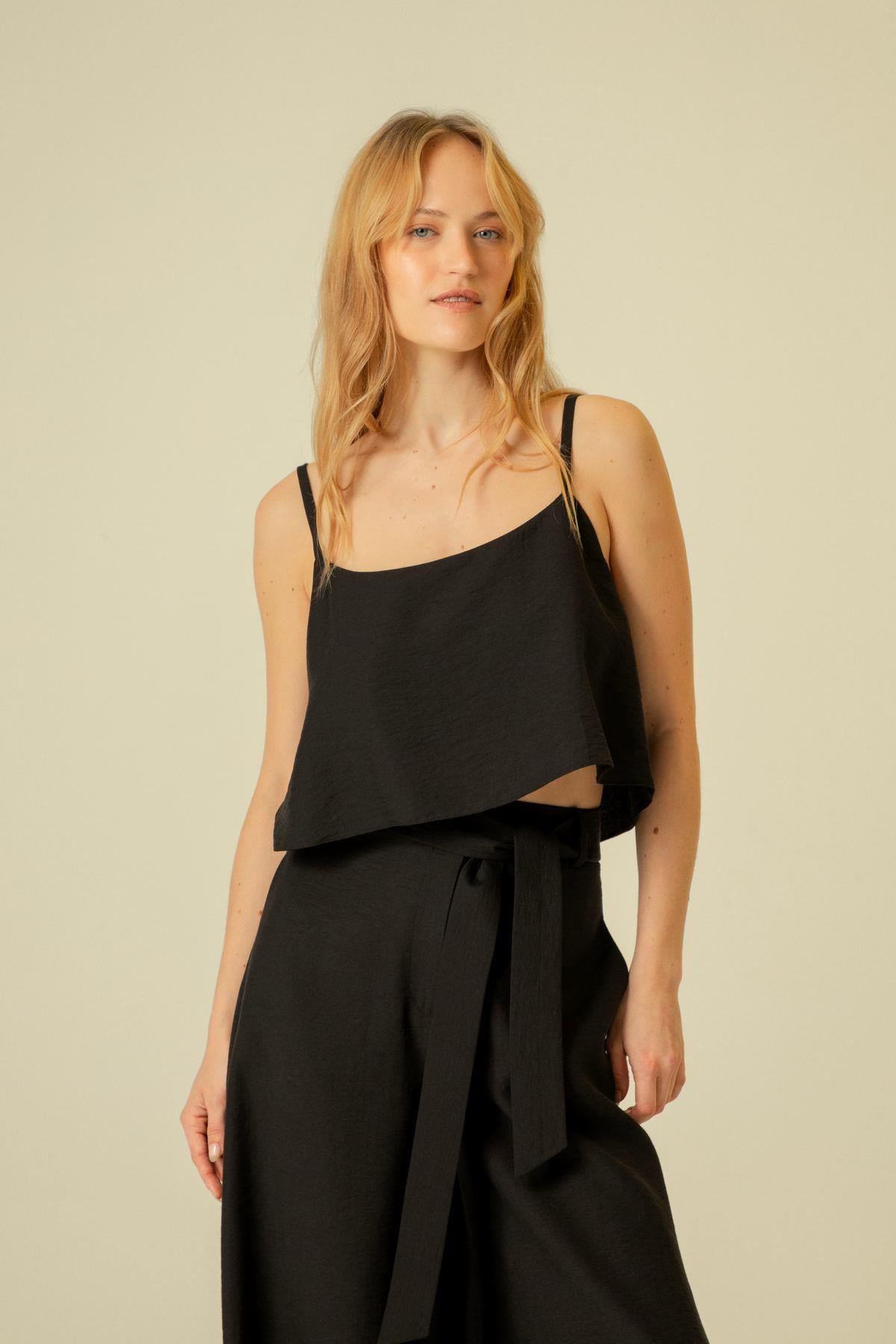 Ince Askılı Siyah Crop Top