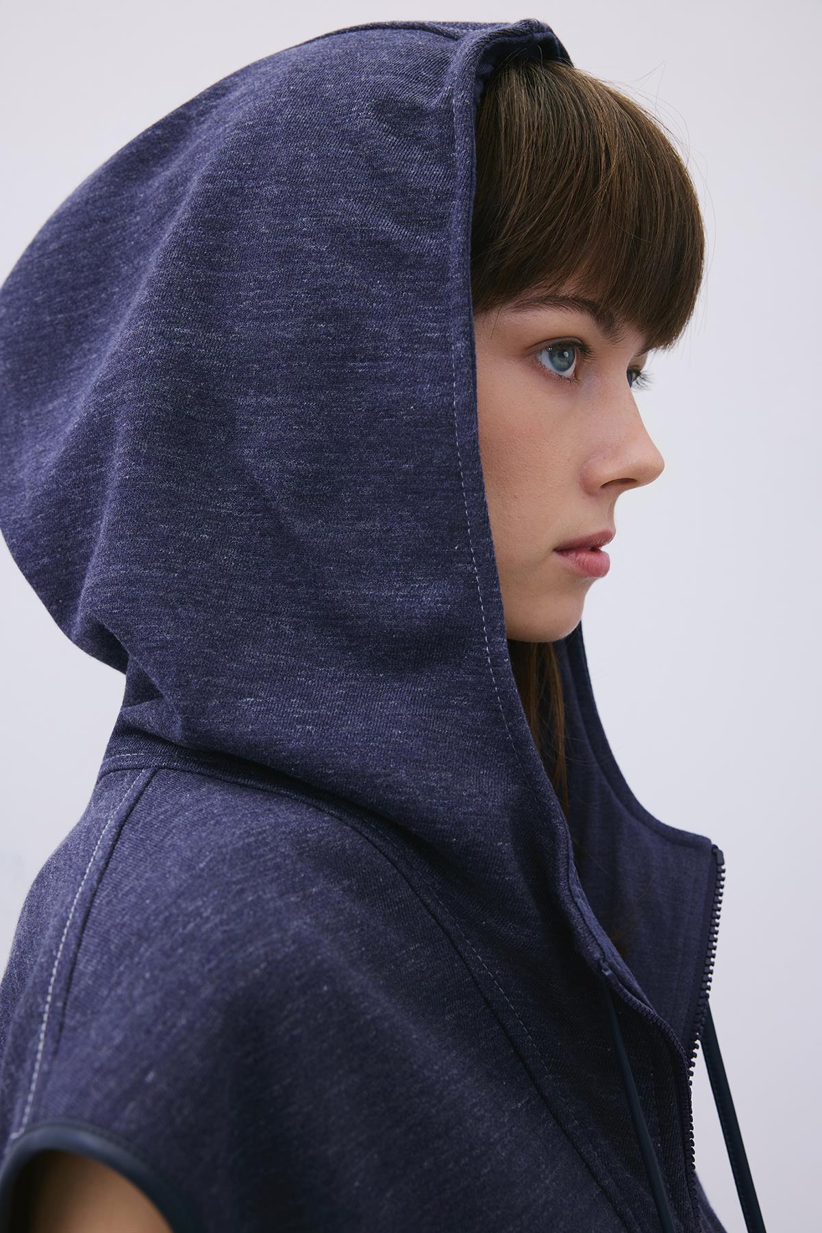 Kapüşonlu Deri Detaylı Indigo Triko Yelek