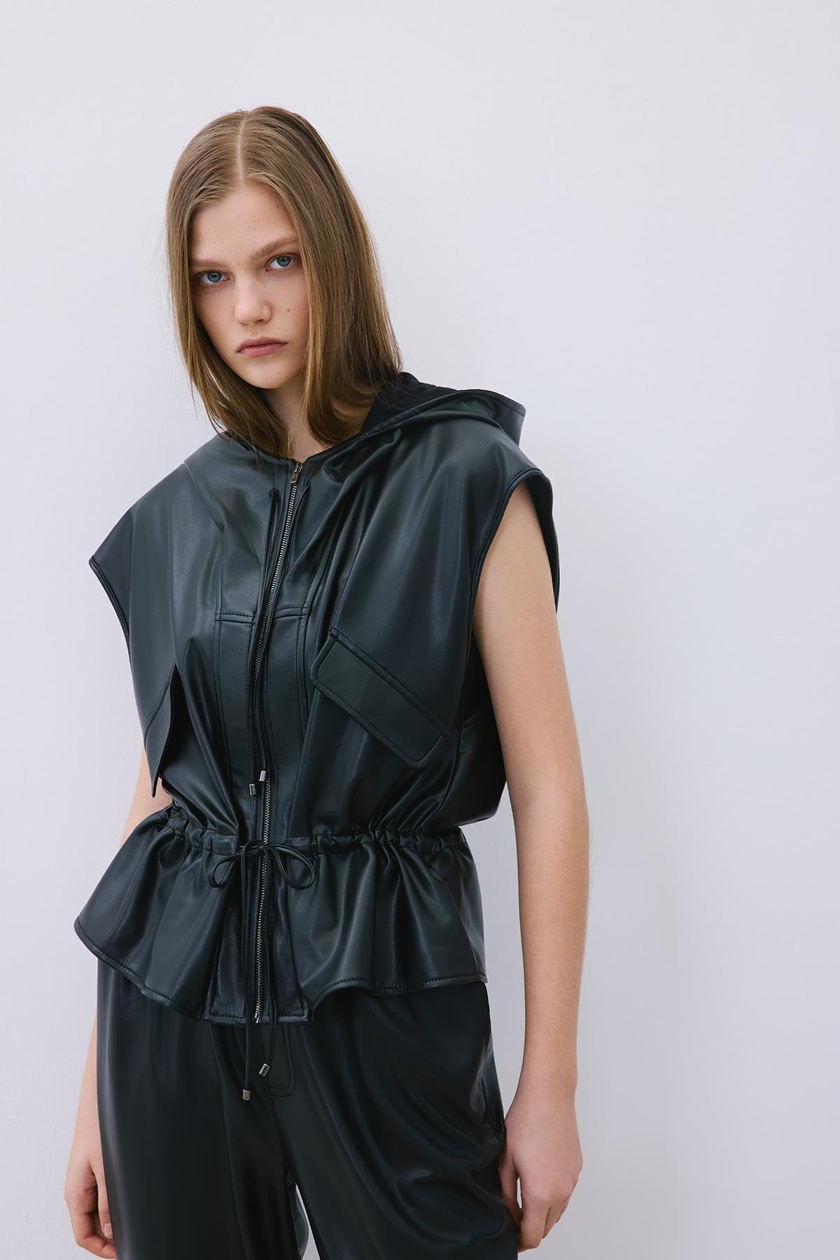 Kapüşonlu Suni Deri Siyah Yelek