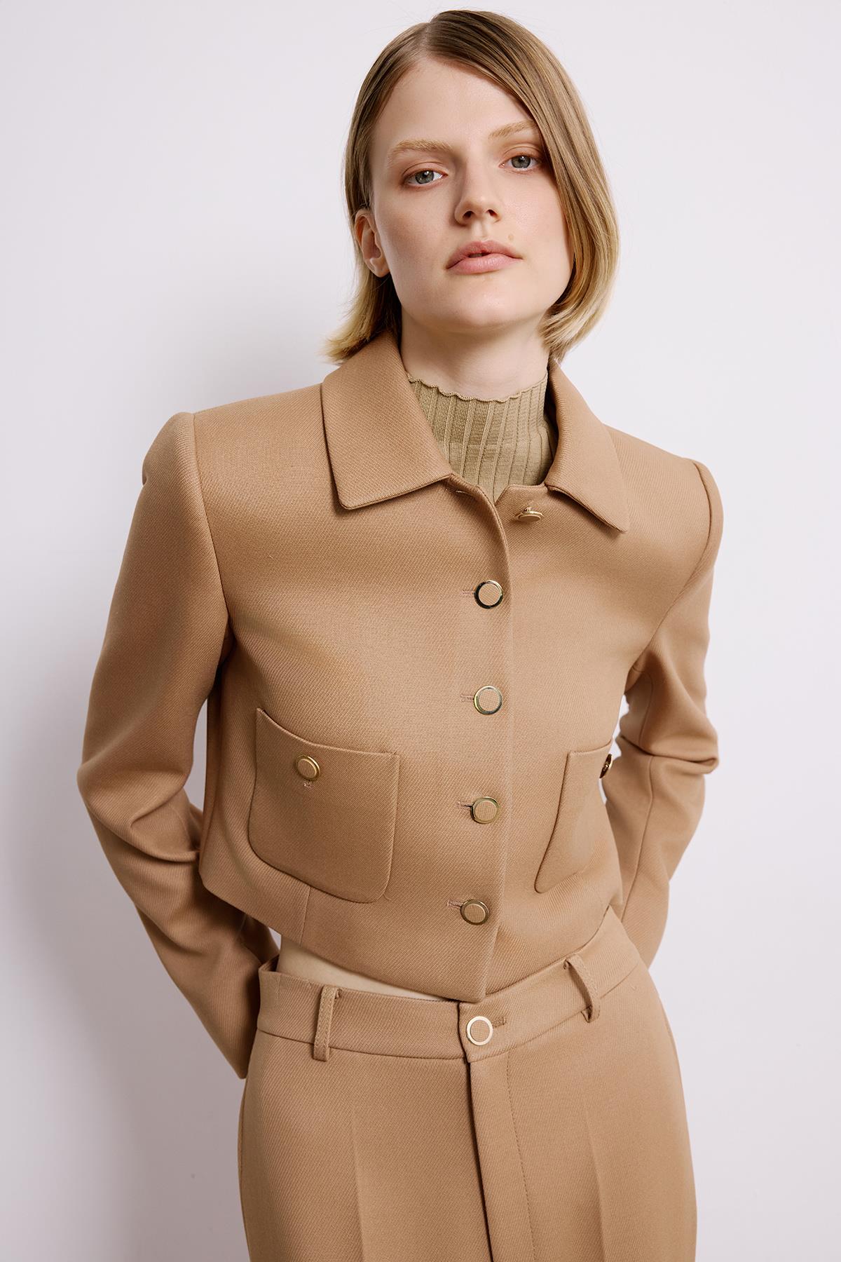 Metal Düğmeli Camel Crop Ceket