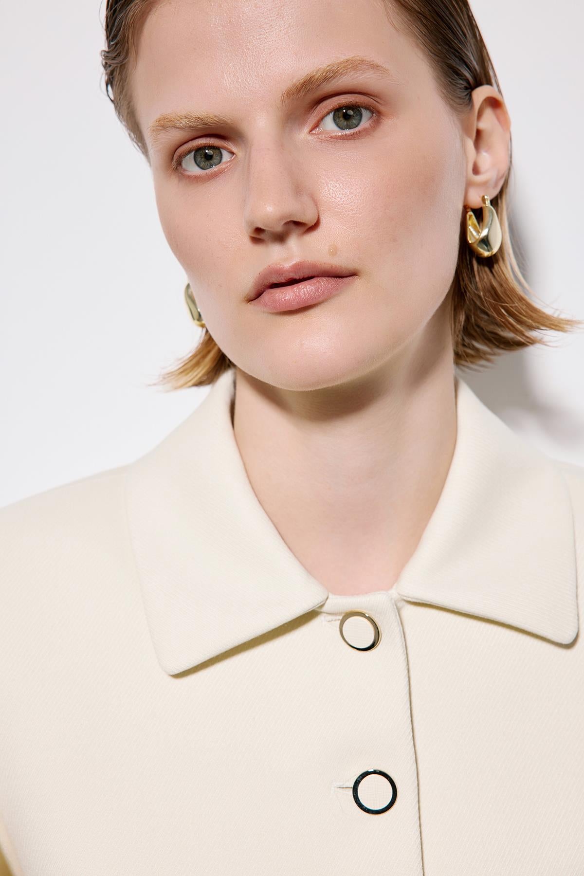 Metal Düğmeli Ekru Crop Ceket