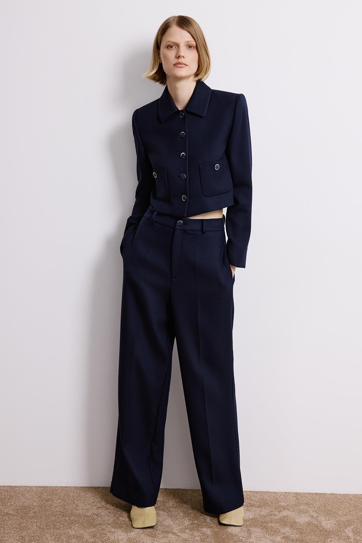 Metal Düğmeli Lacivert Crop Ceket