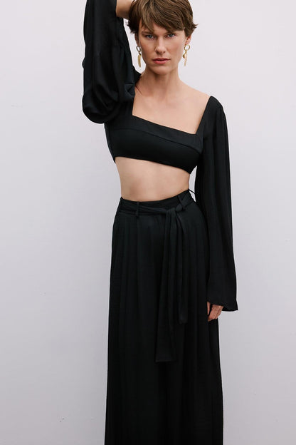 Omuz Bağlamalı Geniş Kollu Siyah Crop Bluz