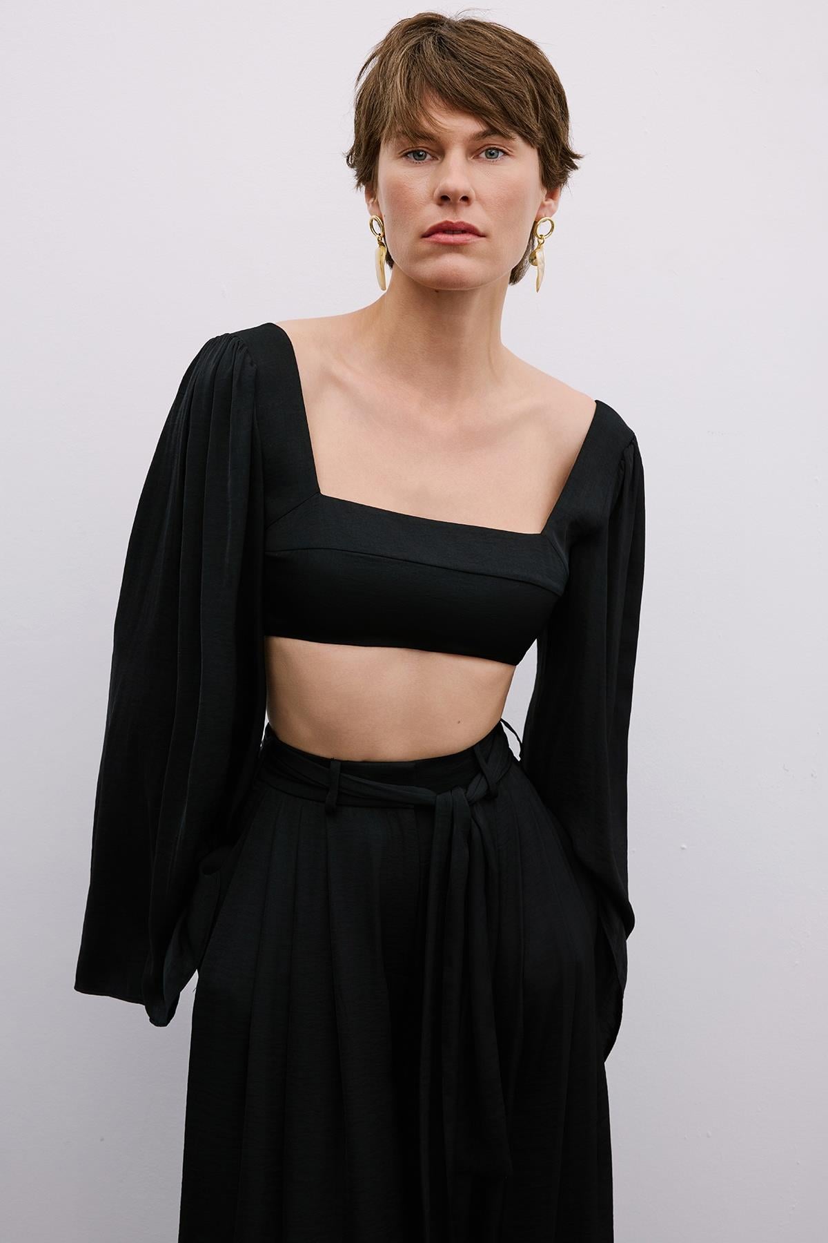 Omuz Bağlamalı Geniş Kollu Siyah Crop Bluz