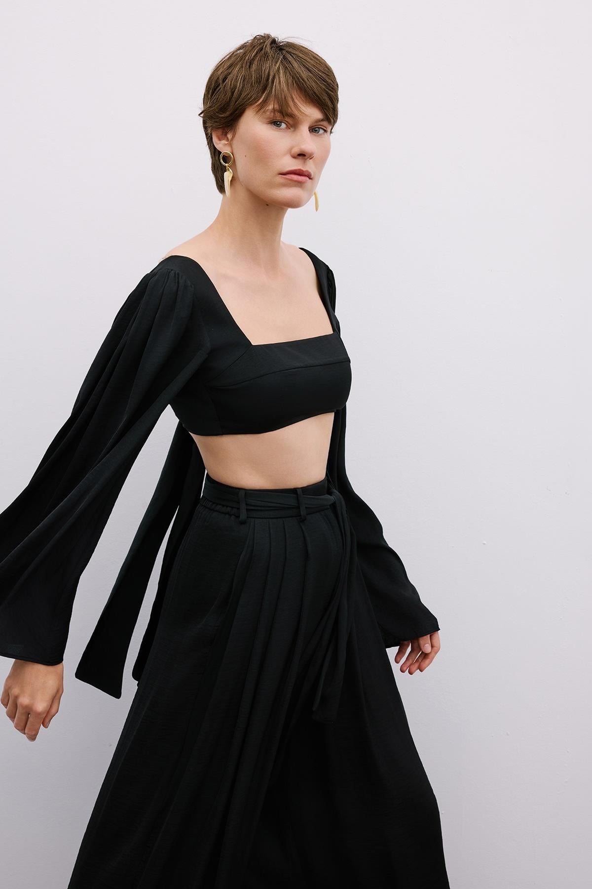 Omuz Bağlamalı Geniş Kollu Siyah Crop Bluz