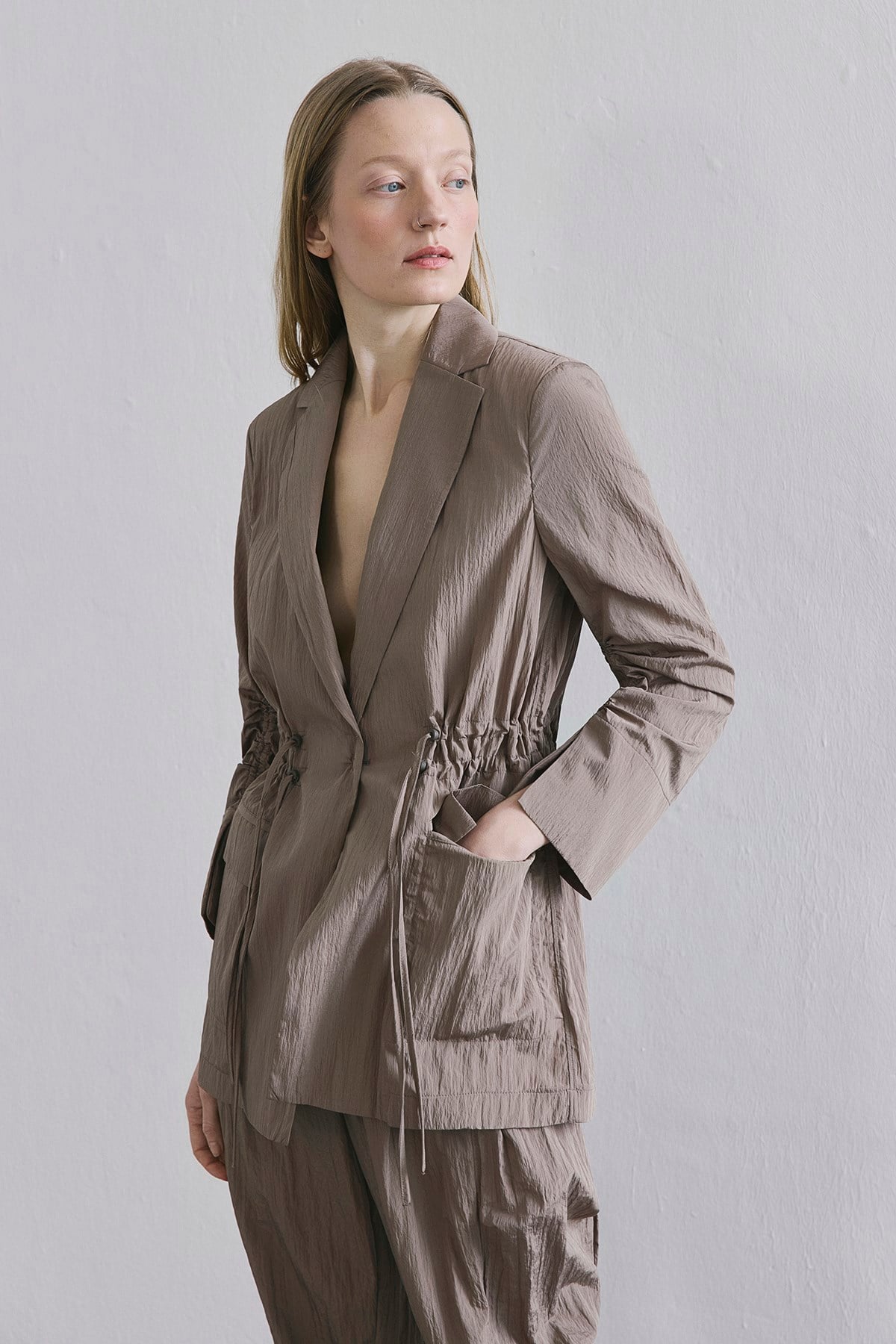 Ön Cepli Büzgü Detaylı Camel Ceket