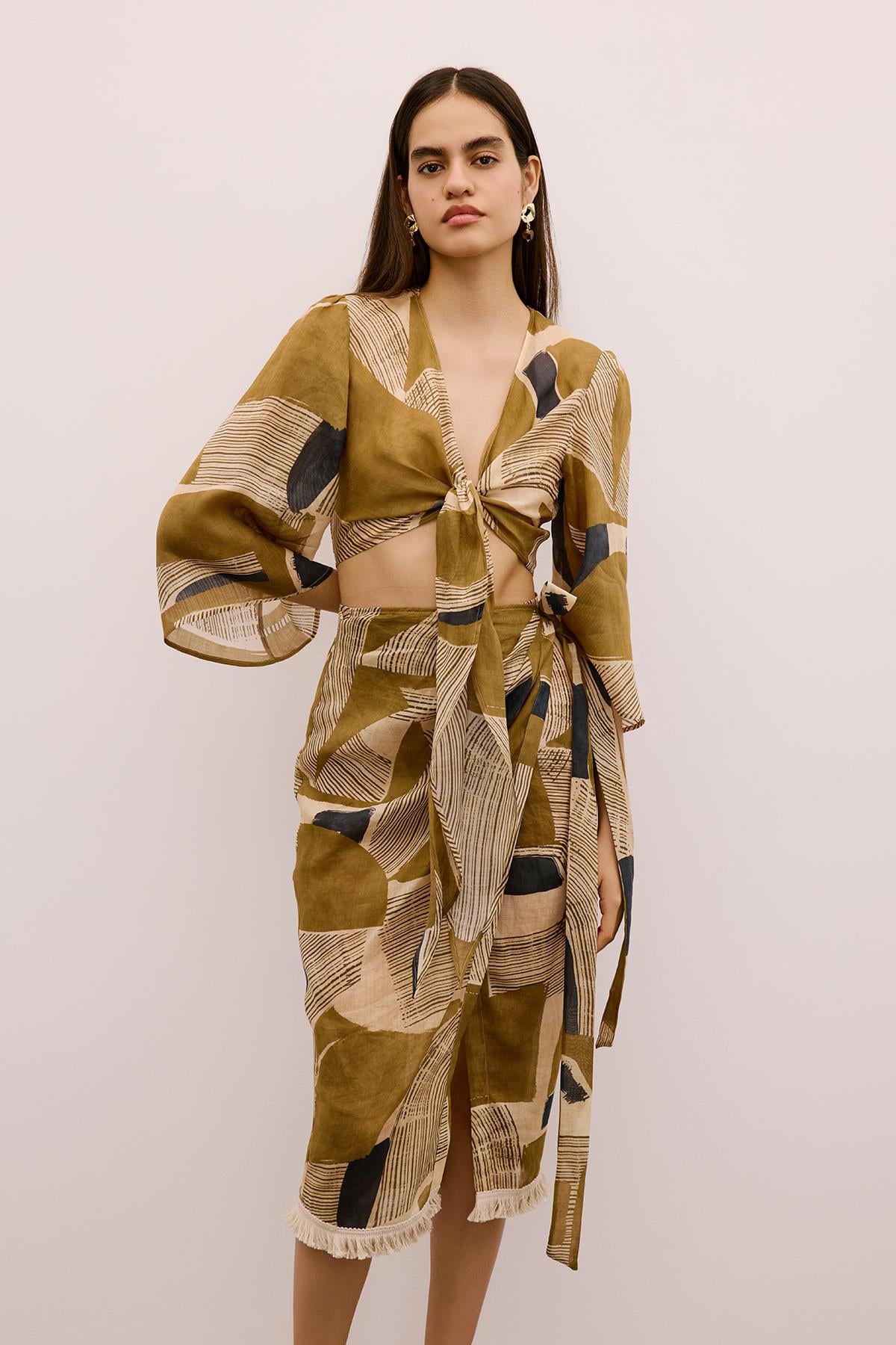 Önden Bağlamalı Desenli Camel Crop Bluz