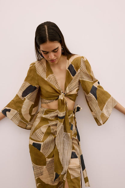 Önden Bağlamalı Desenli Camel Crop Bluz