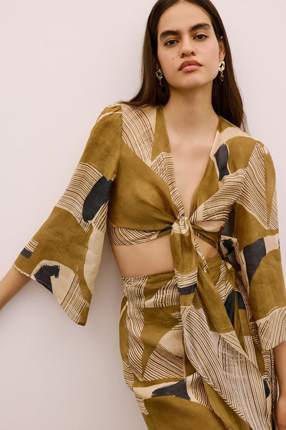 Önden Bağlamalı Desenli Camel Crop Bluz