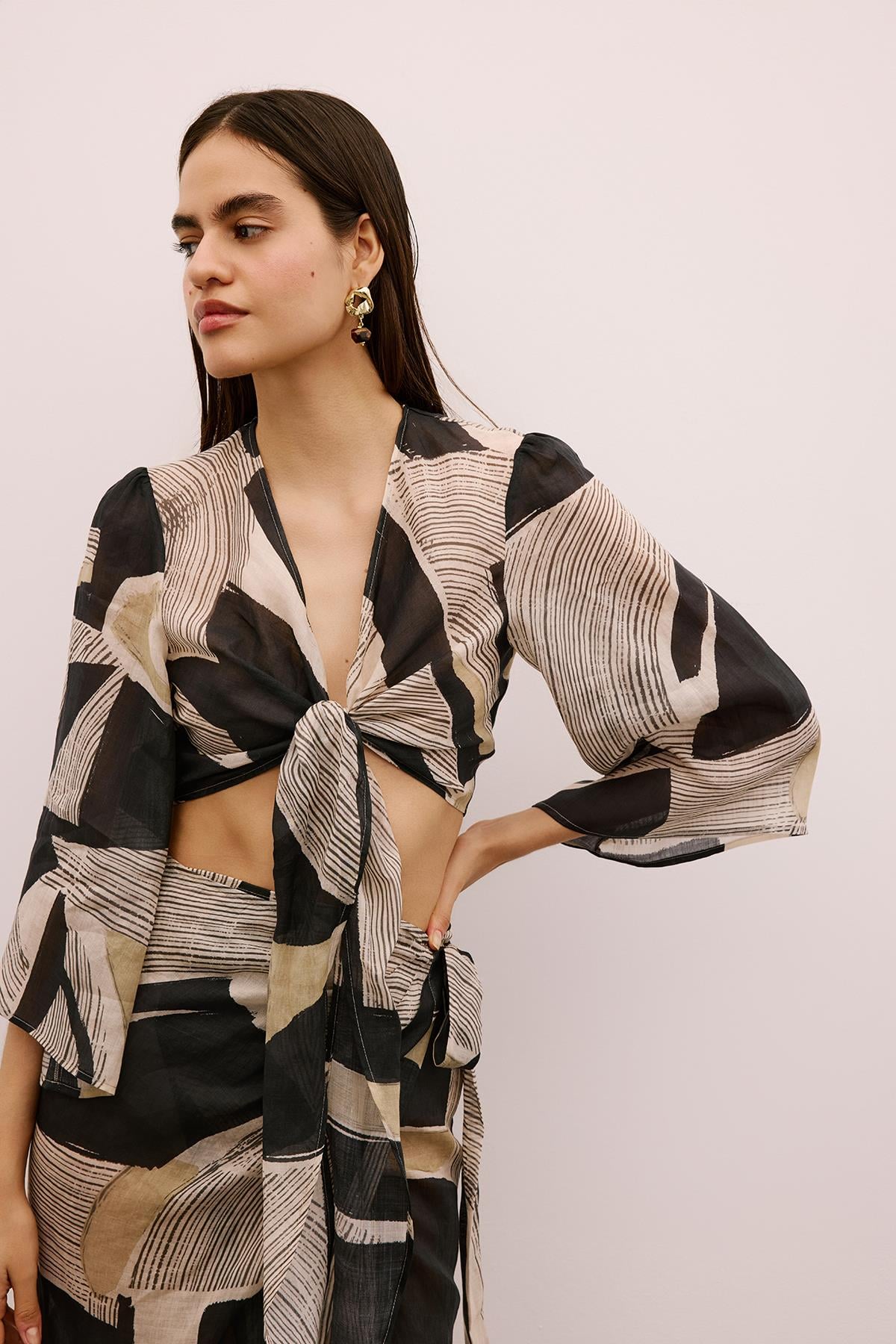 Önden Bağlamalı Desenli Siyah Crop Bluz