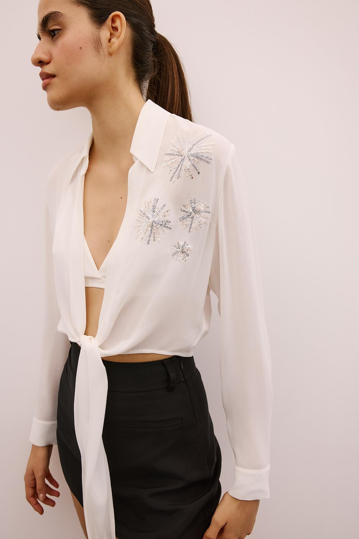 Payet Işlemeli Bağlamalı Ekru Crop Bluz