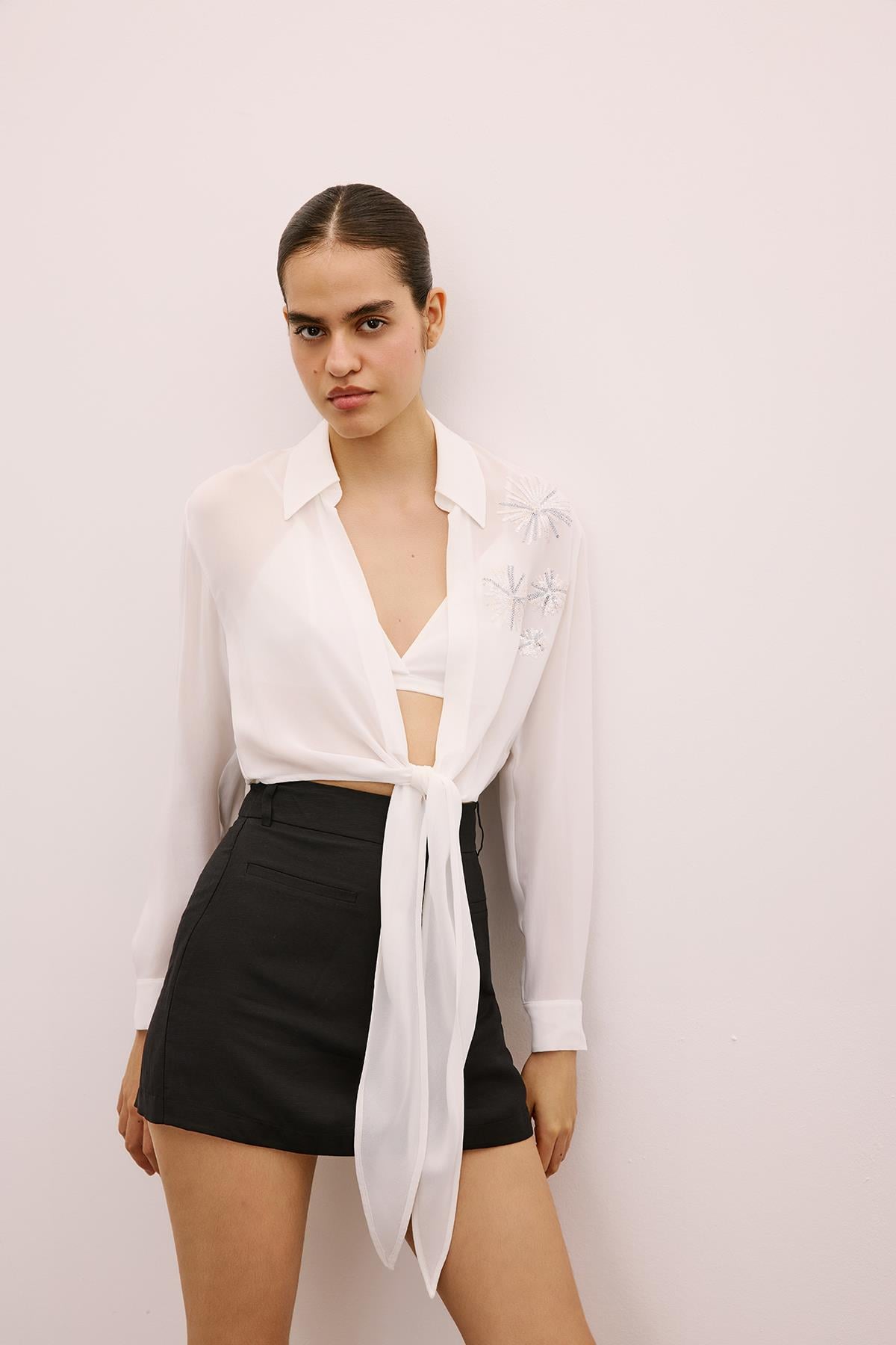 Payet Işlemeli Bağlamalı Ekru Crop Bluz