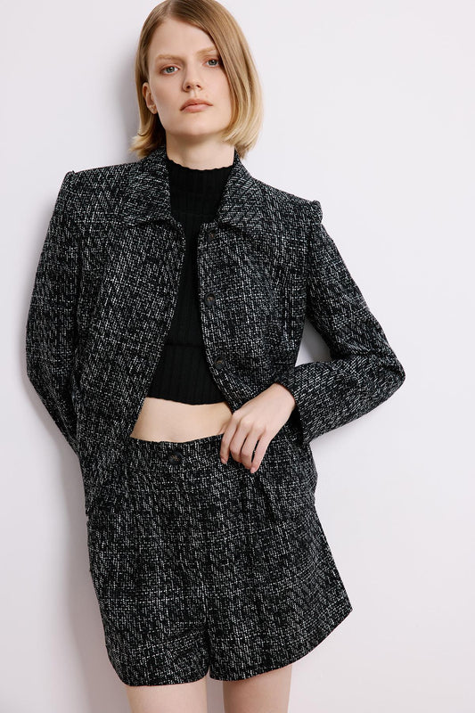 Pens Detaylı Siyah Tüvit Şort