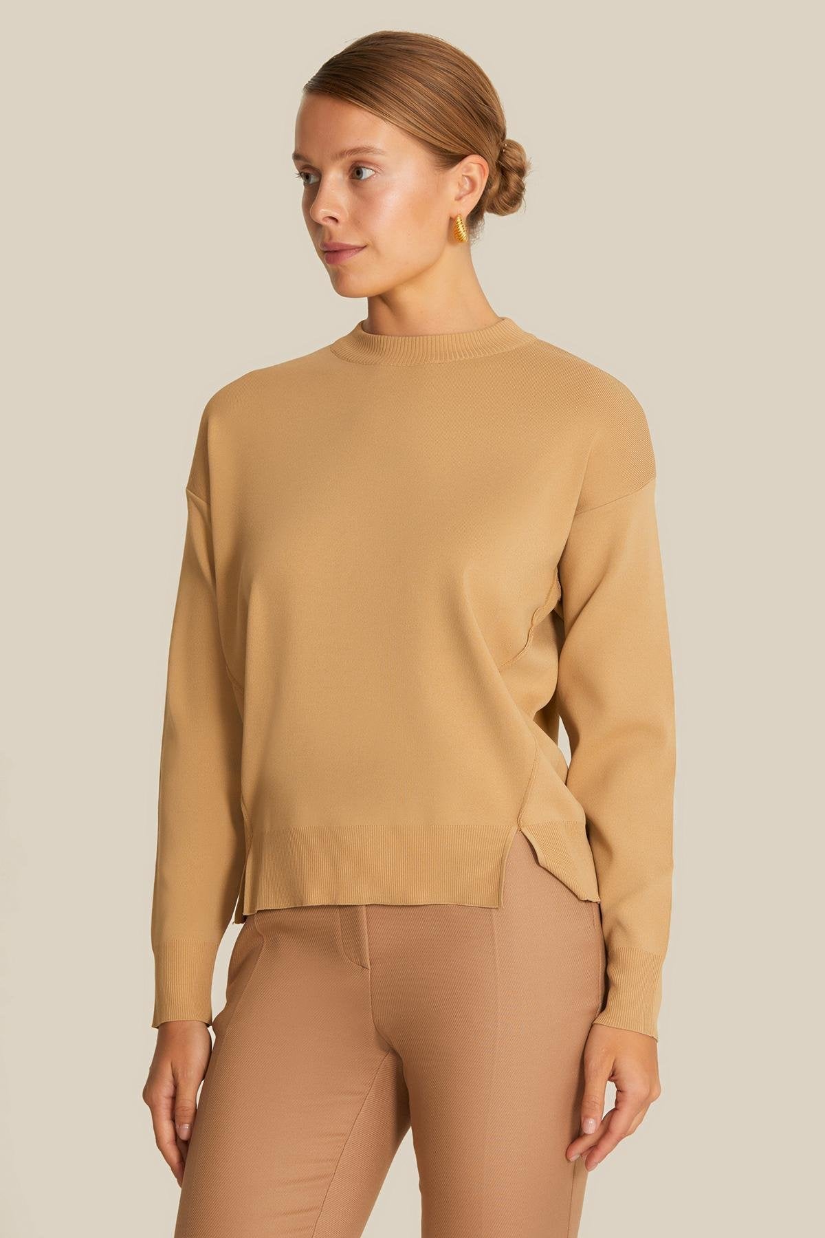 Sıfır Yaka Dökümlü Camel Triko Bluz