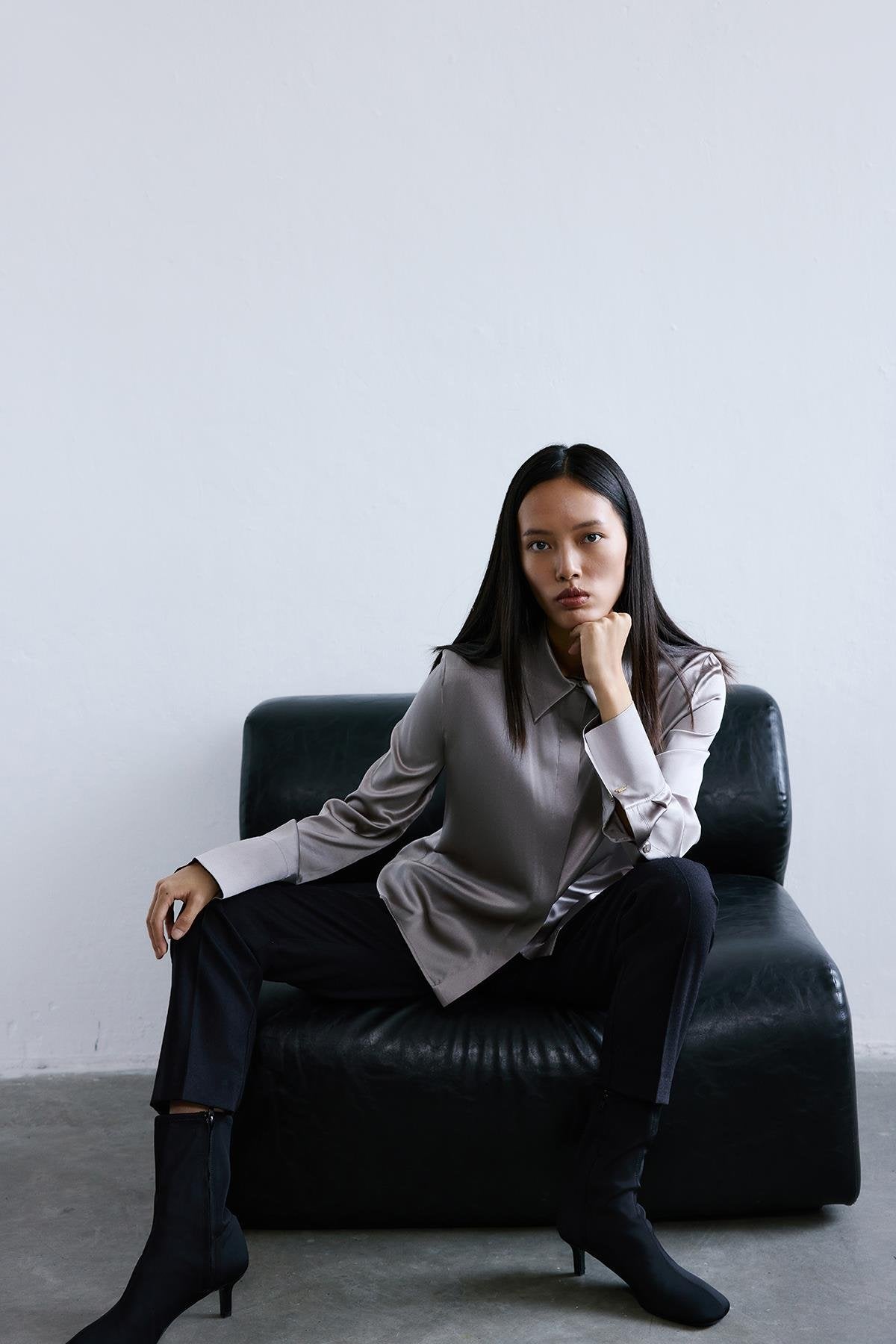 Şık Manşetli Uzun Kollu Gri Gömlek