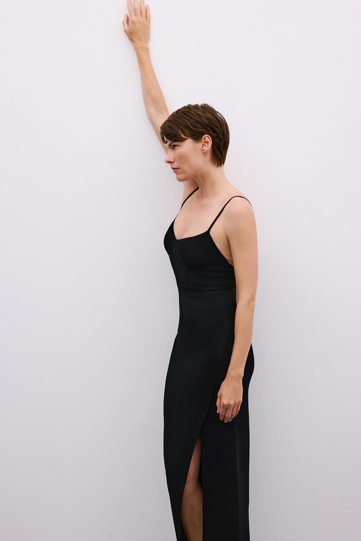 Sırt Dekolteli Yırtmaçlı Uzun Siyah Elbise