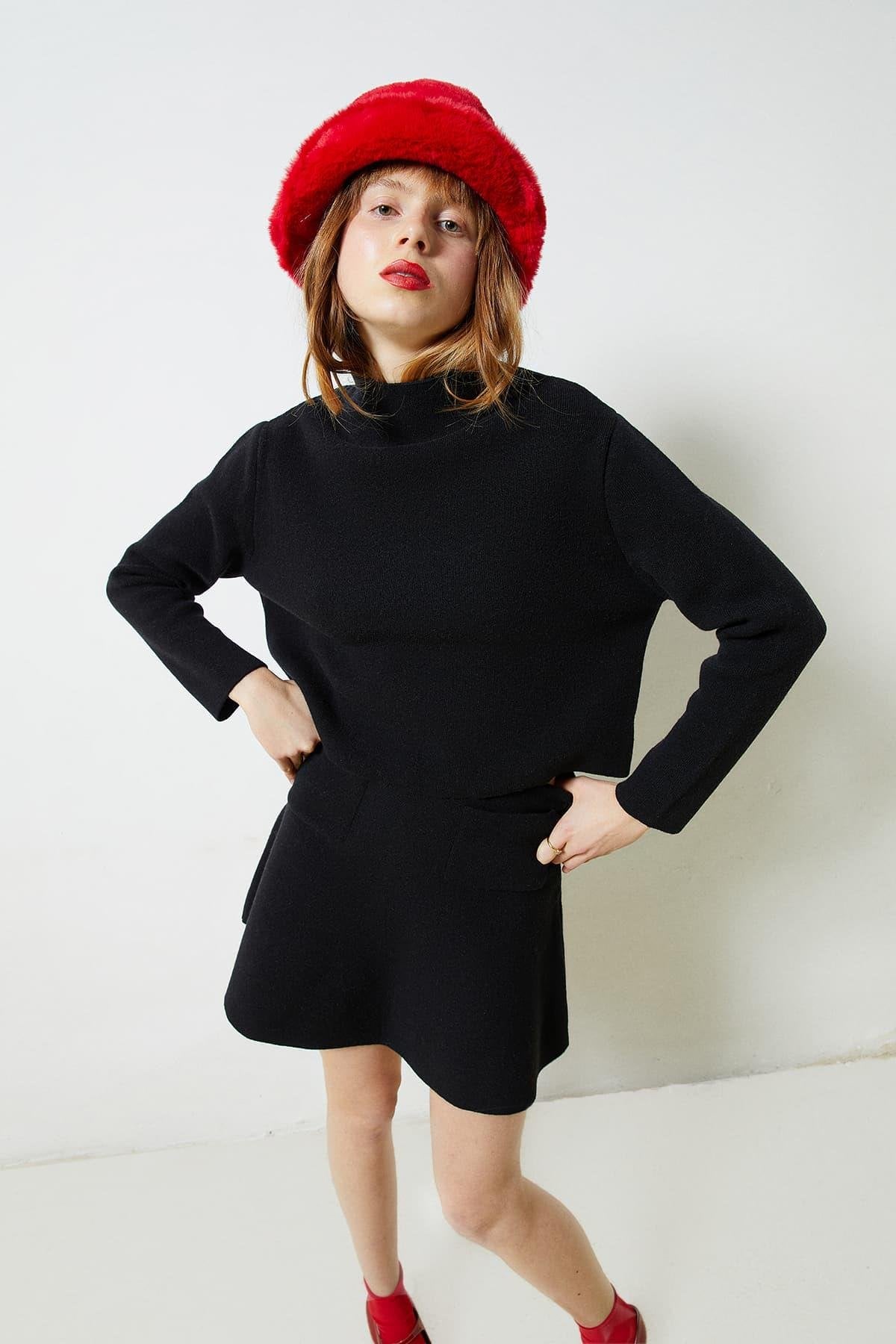 Siyah Dik Yaka Yünlü Kazak