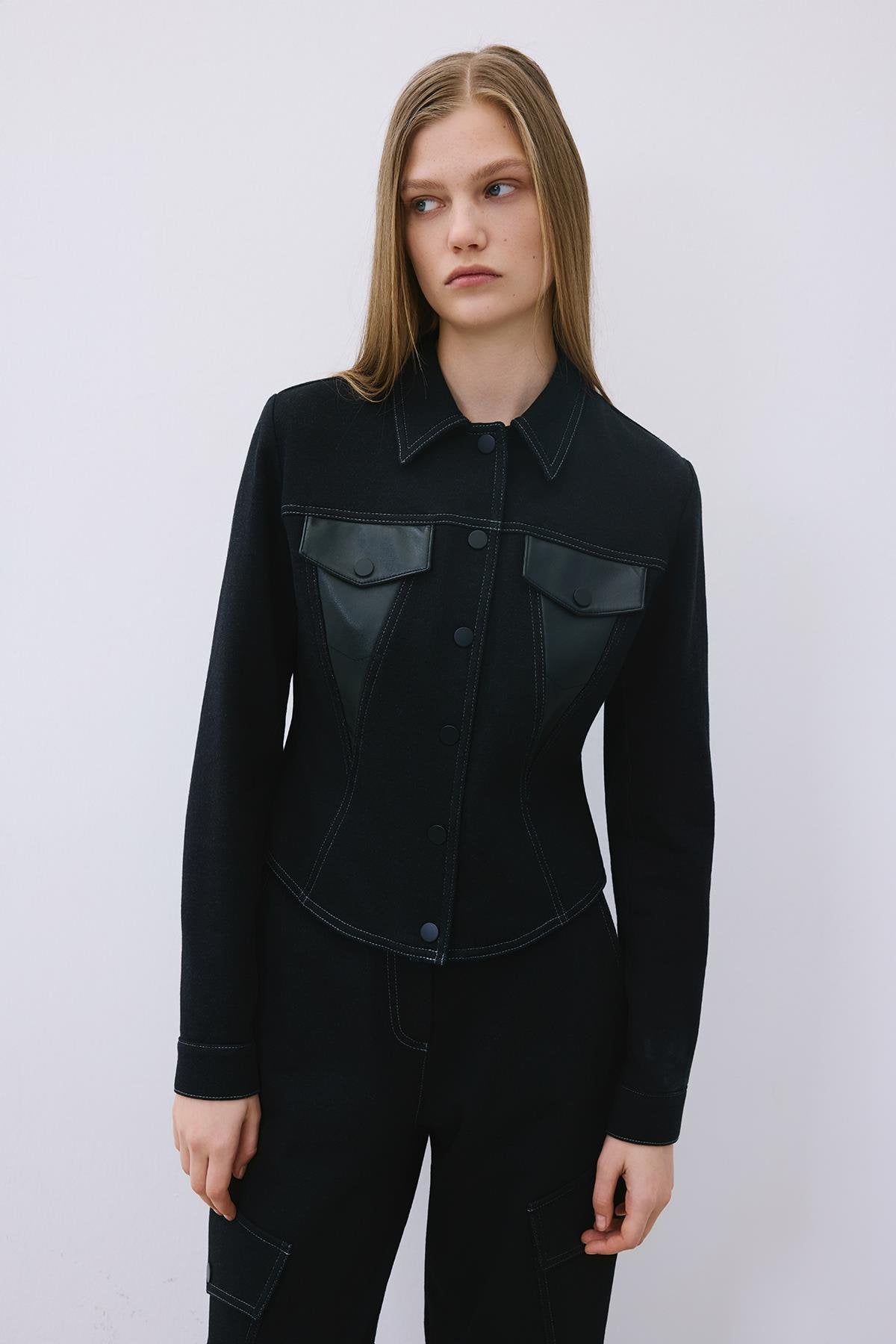 Suni Deri Detaylı Siyah Triko Gömlek
