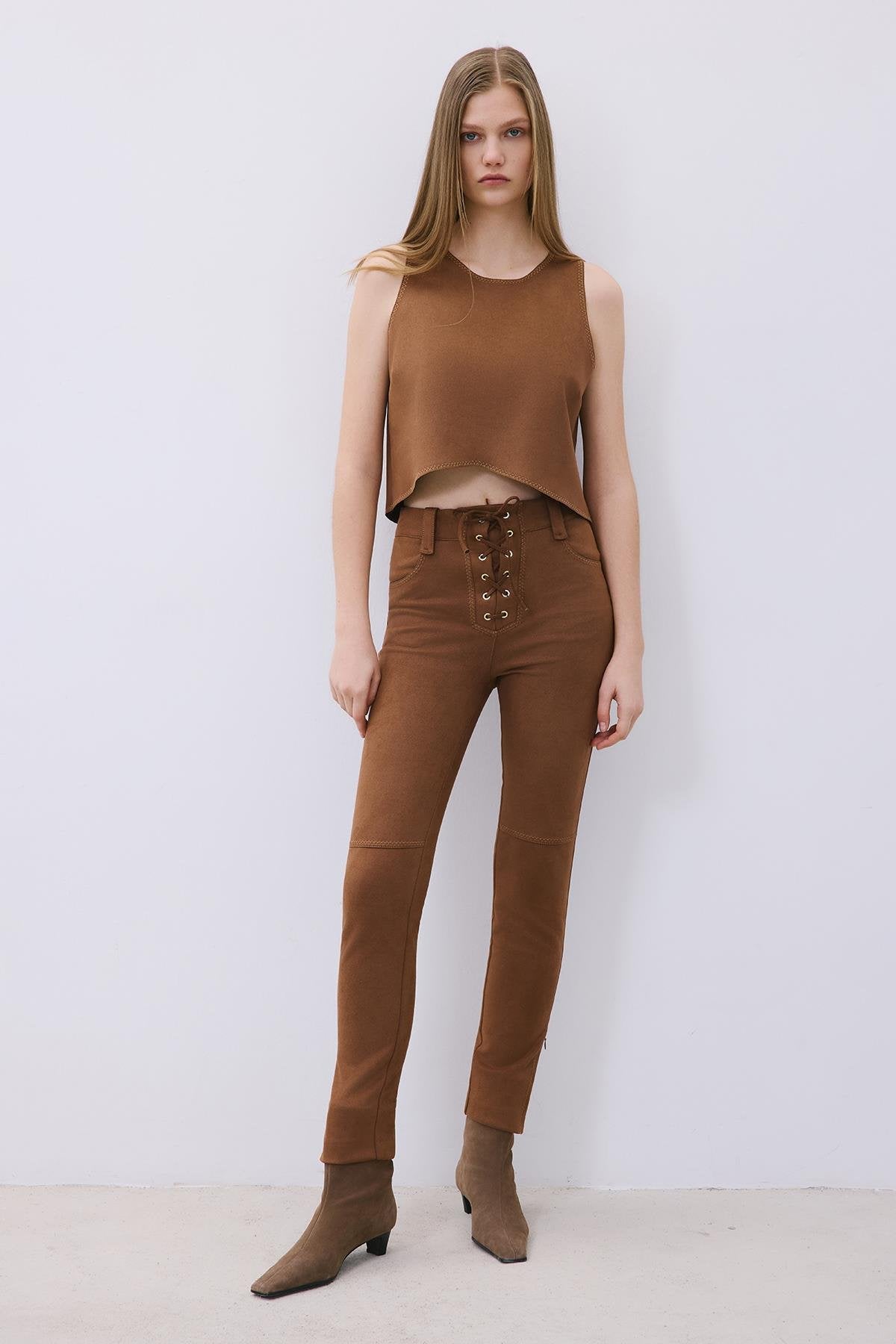 Süs Dikişli Süet Dar Paça Kahve Pantolon