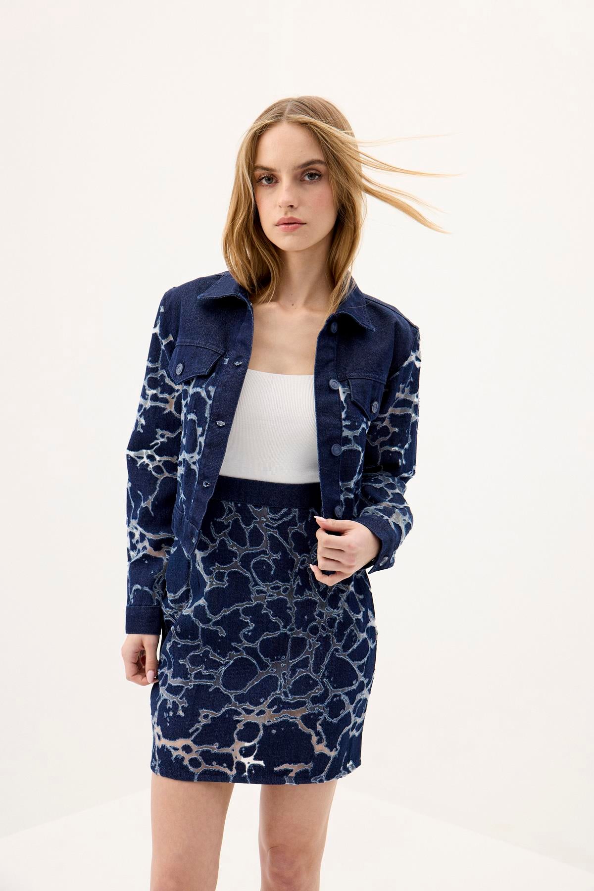 Transparan Detaylı Mavi Denim Crop Ceket