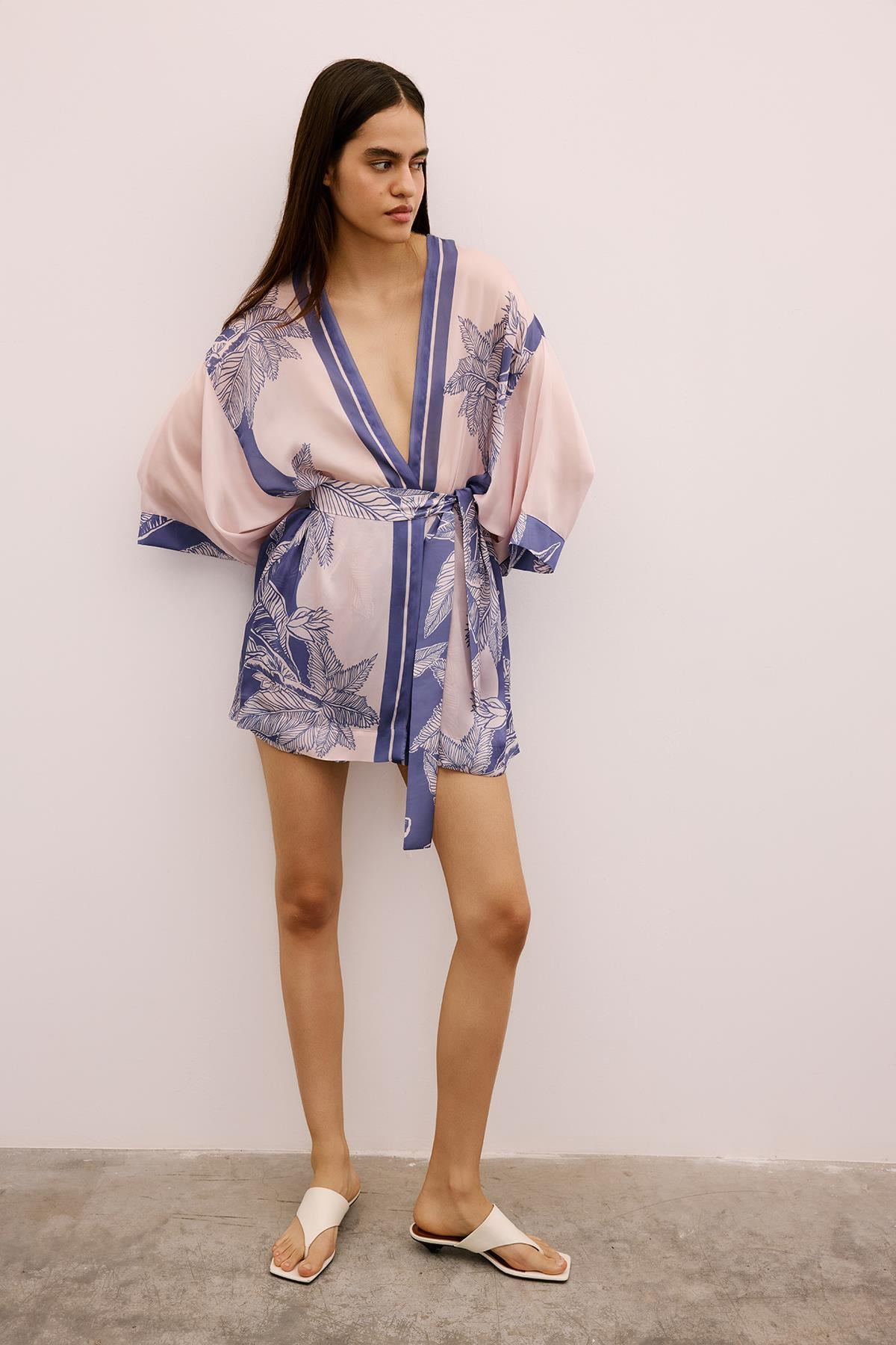 Tropikal Desenli Kuşaklı Mor Kimono