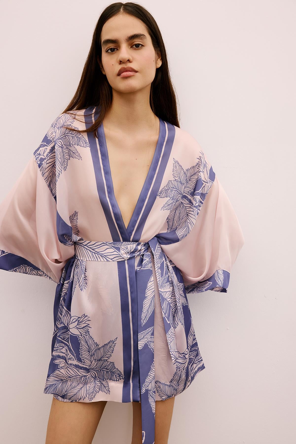 Tropikal Desenli Kuşaklı Mor Kimono