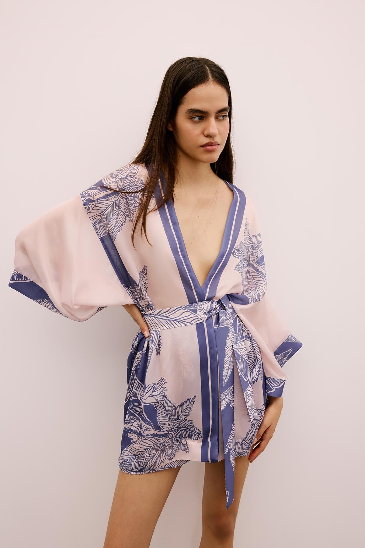 Tropikal Desenli Kuşaklı Mor Kimono
