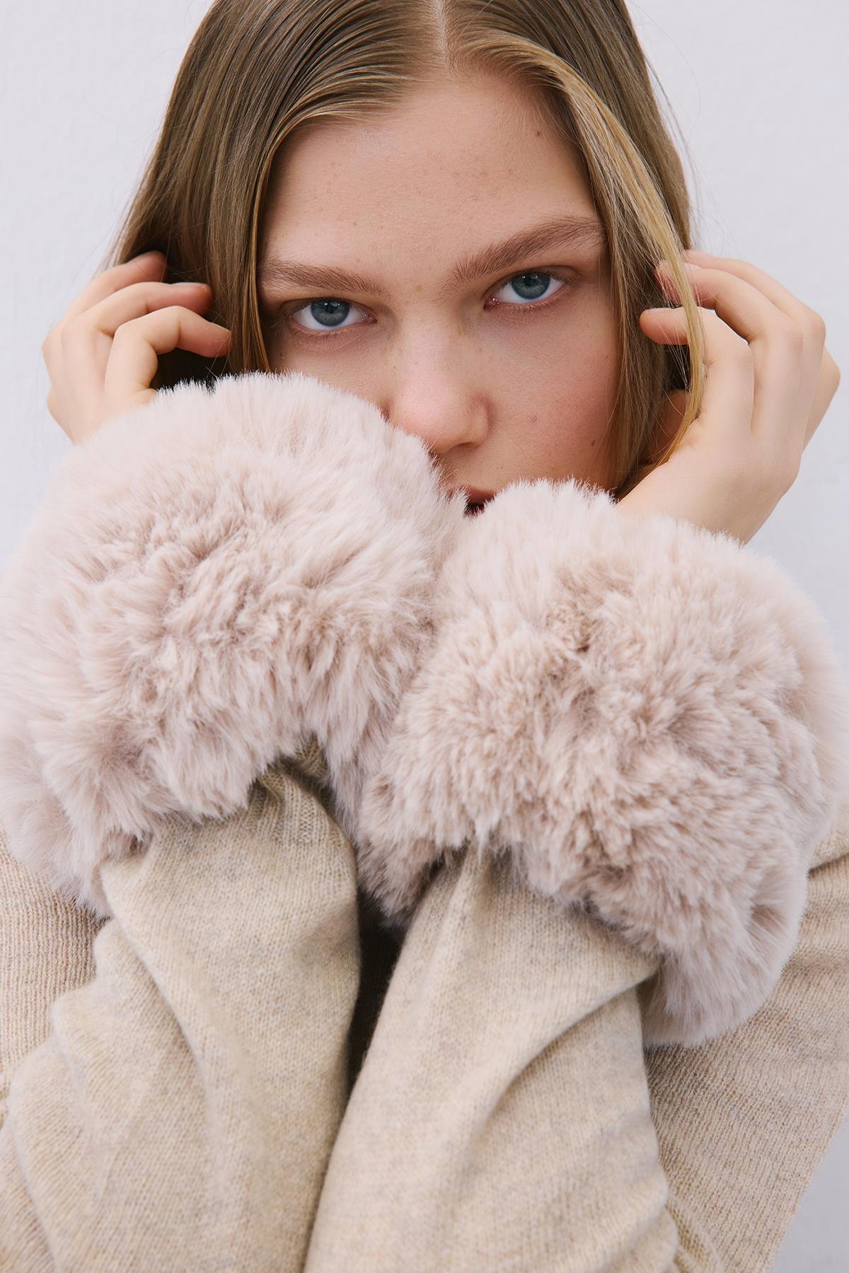 Tüy Dokulu Bej Kürk Kolluk