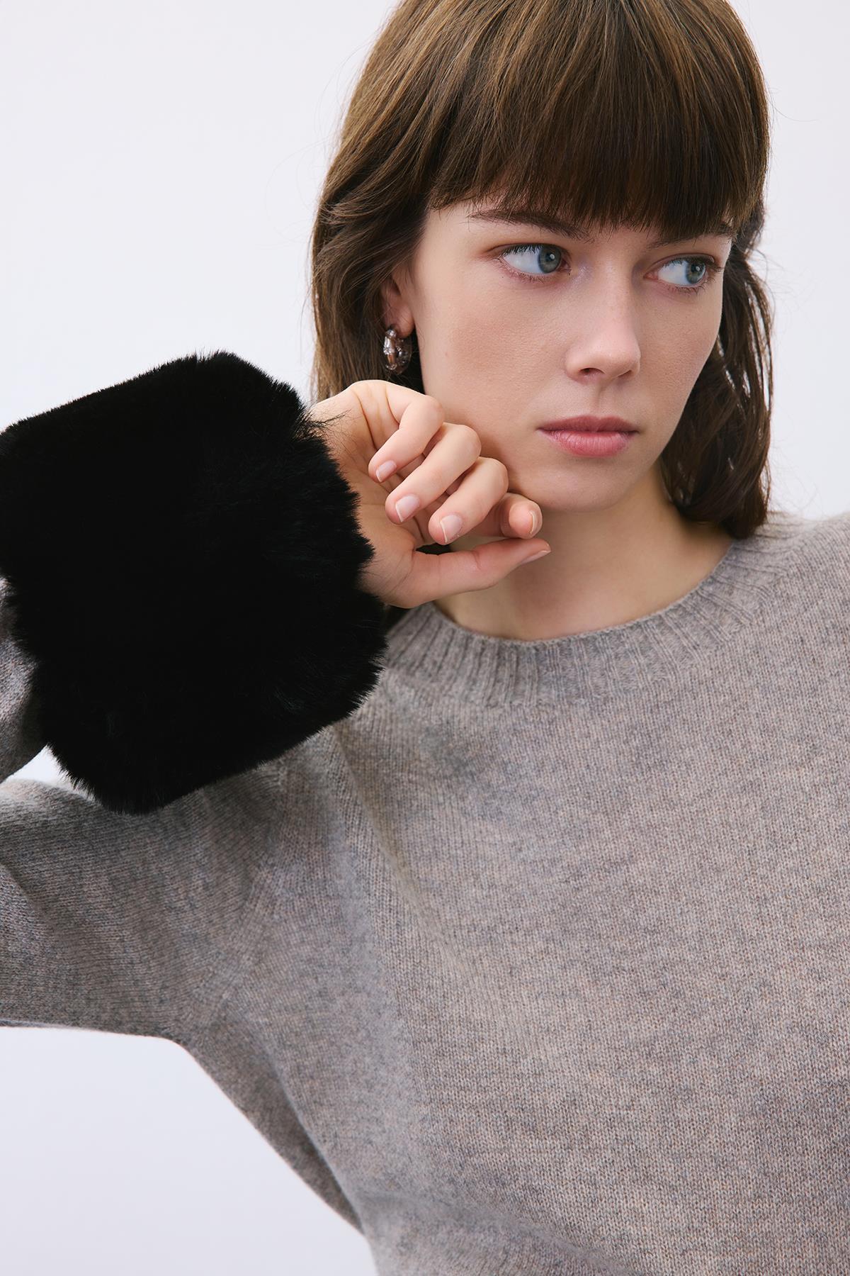 Tüy Dokulu Siyah Kürk Kolluk