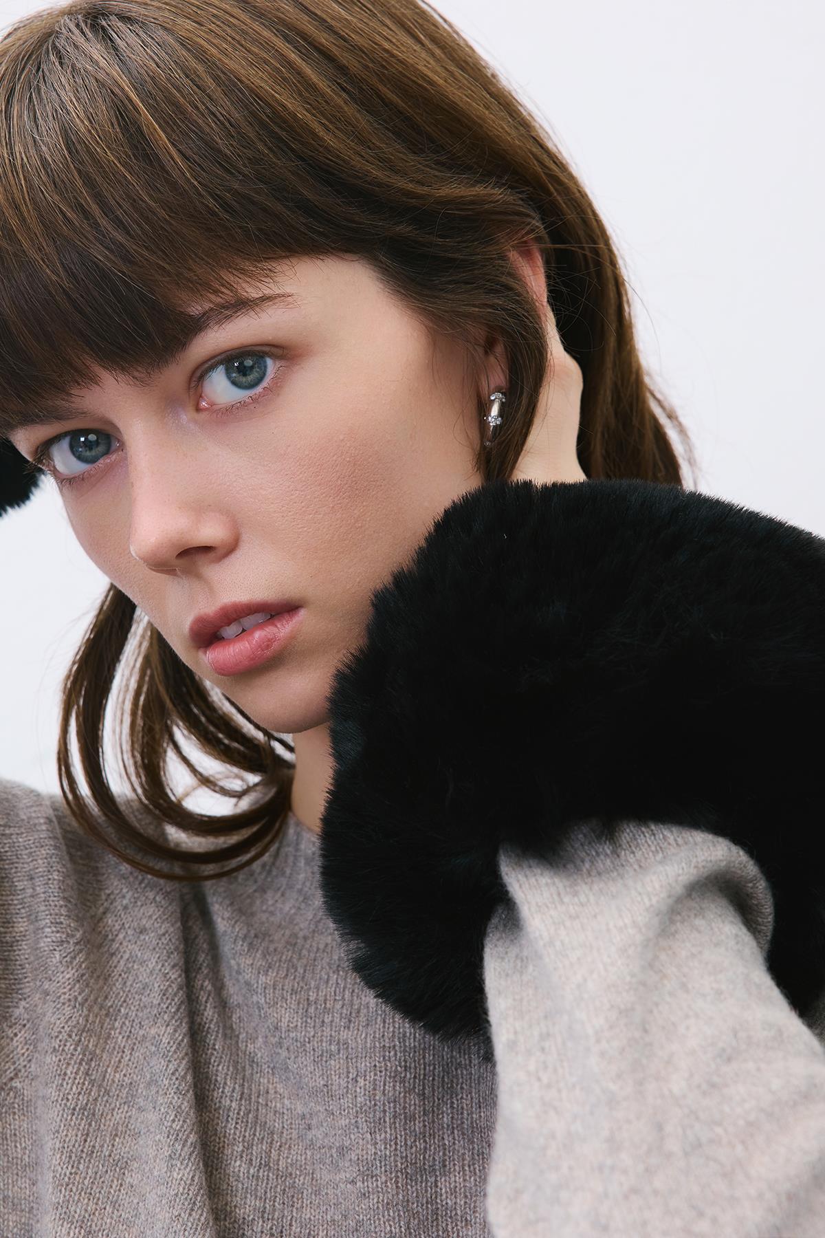 Tüy Dokulu Siyah Kürk Kolluk