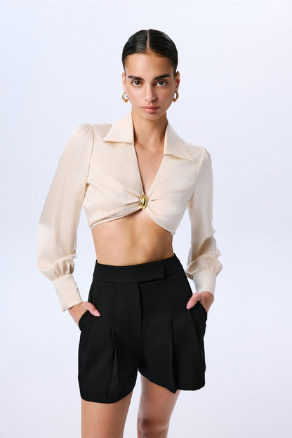 Uzun Kollu Aksesuar Detaylı Bej Crop Bluz