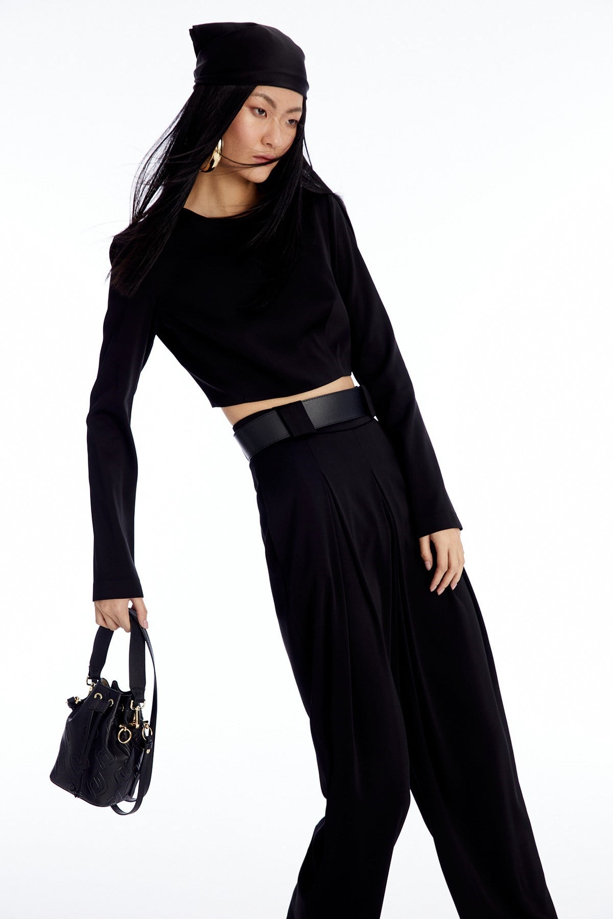 Uzun Kollu Siyah Crop Bluz