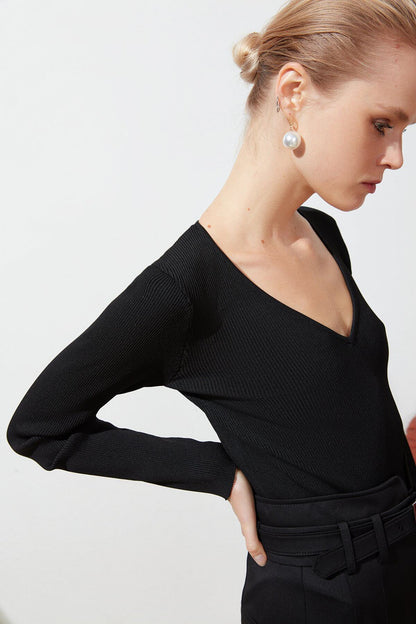 Siyah V Yaka Uzun Kollu Triko Body