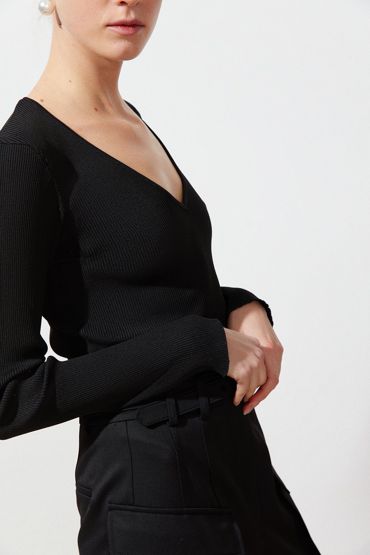 Siyah V Yaka Uzun Kollu Triko Body