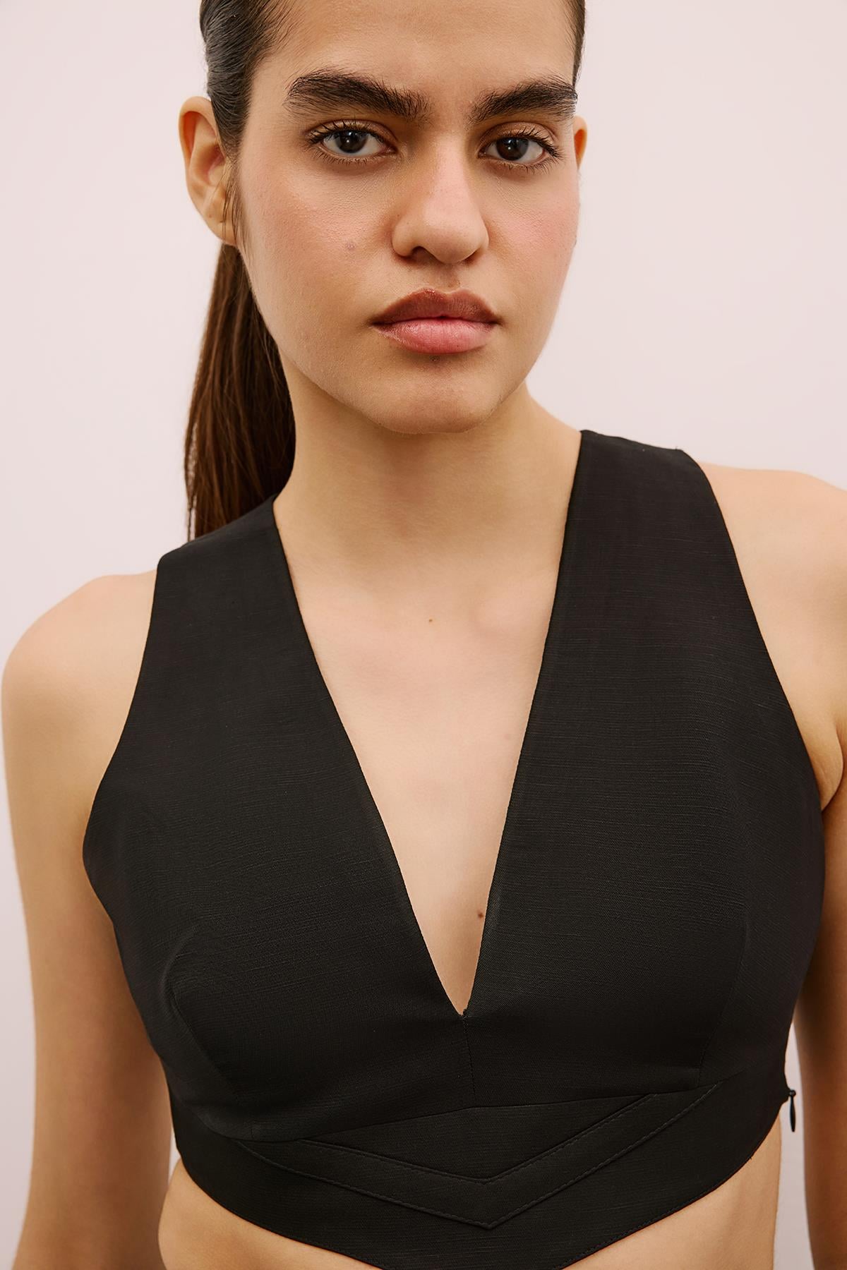 V Yaka Kolsuz Siyah Crop Bluz