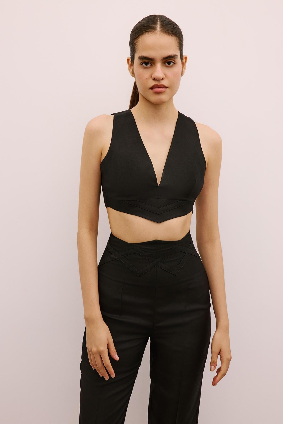 V Yaka Kolsuz Siyah Crop Bluz
