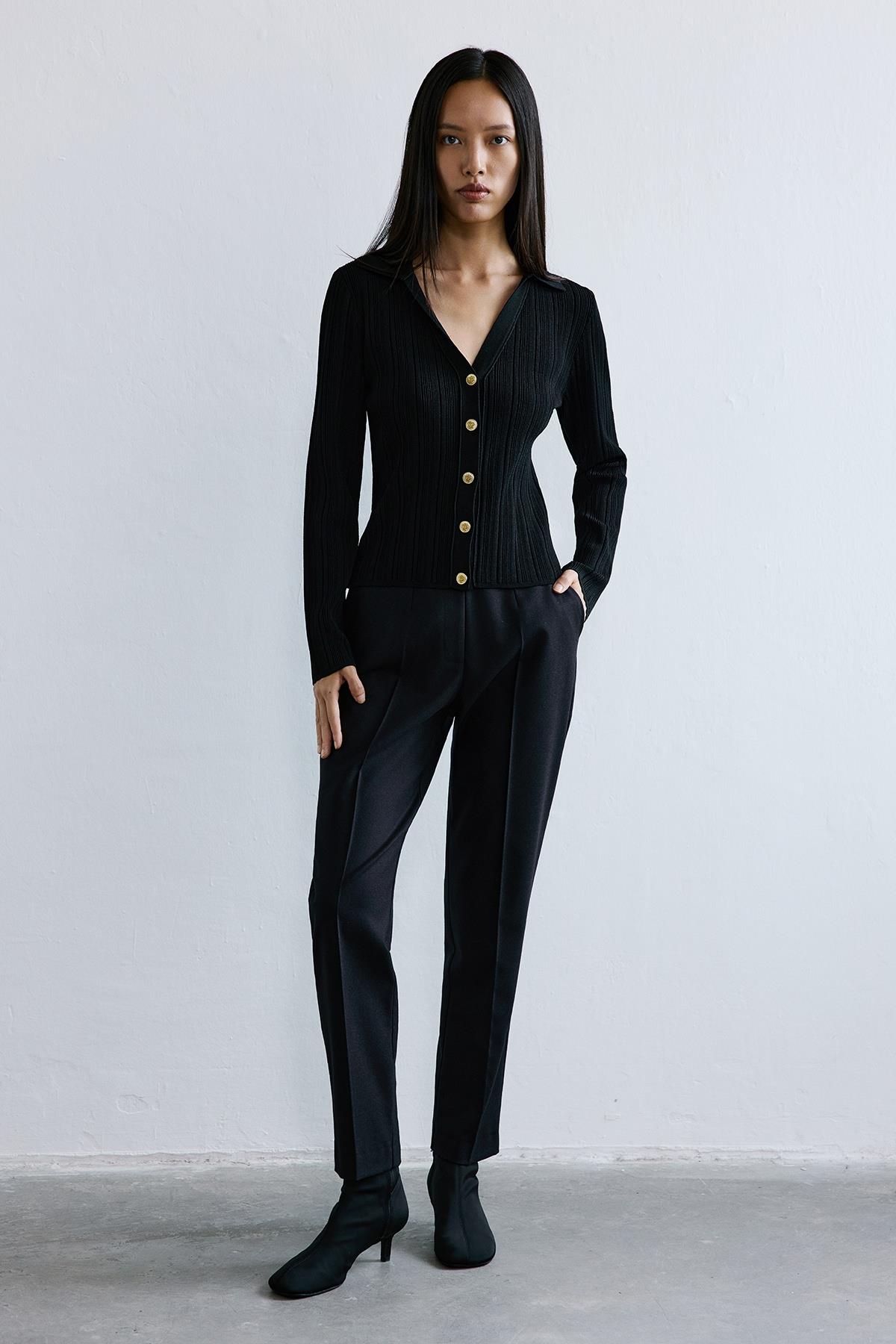 V Yaka Siyah Triko Hırka