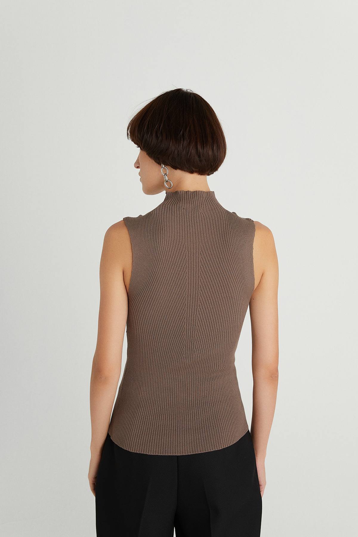 Kahverengi Yarım Balıkçı Kolsuz Triko