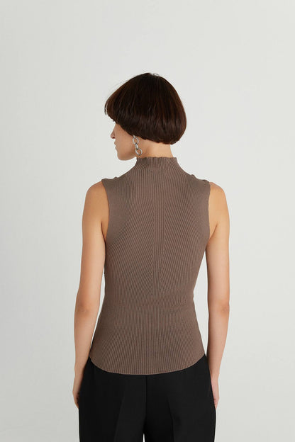 Kahverengi Yarım Balıkçı Kolsuz Triko
