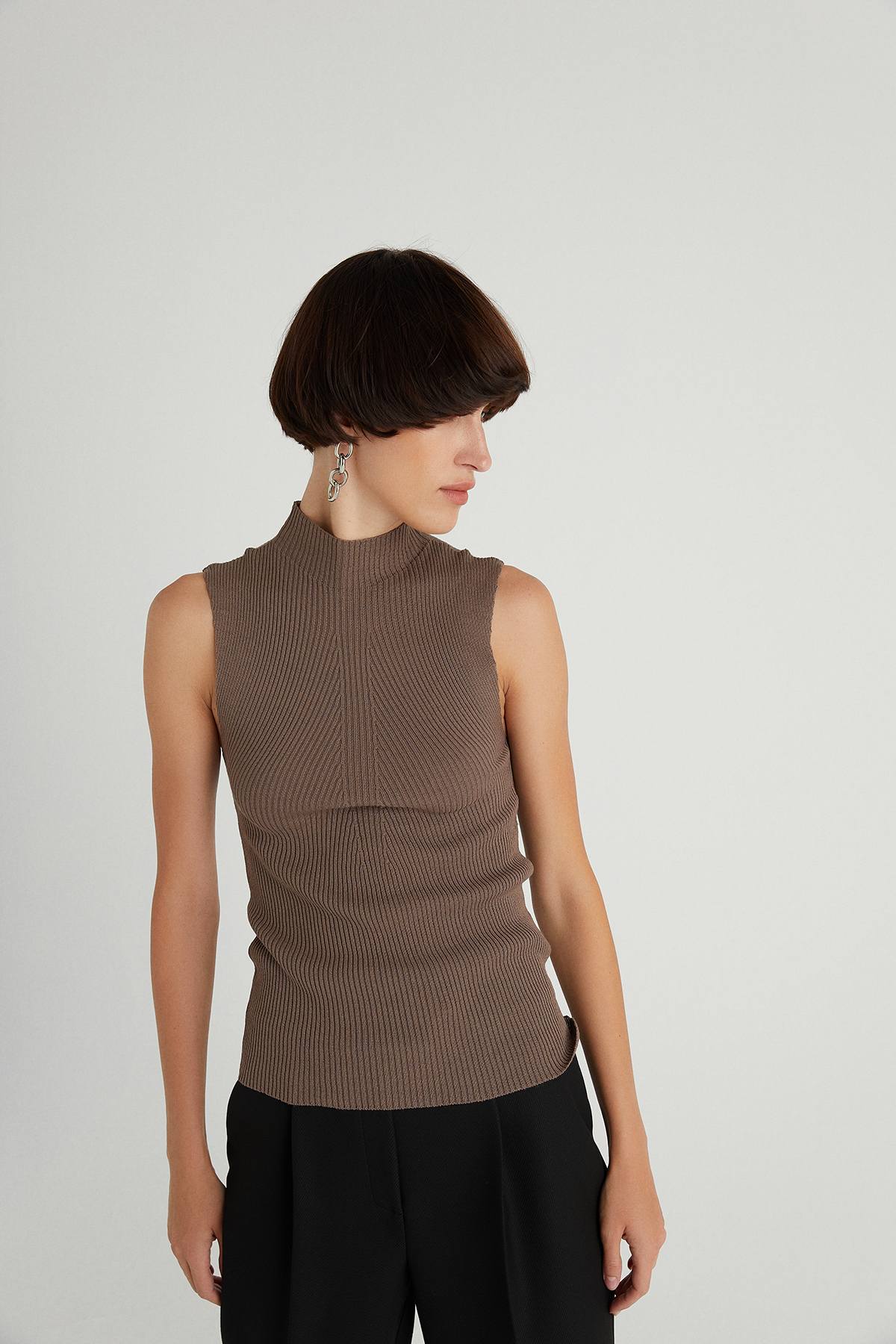 Kahverengi Yarım Balıkçı Kolsuz Triko